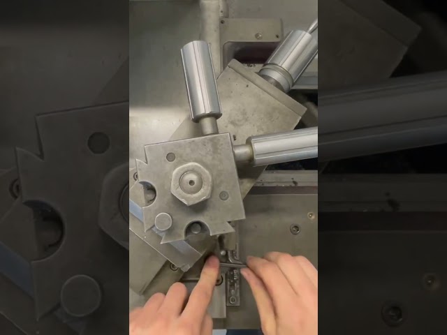 Quick change solid tool post