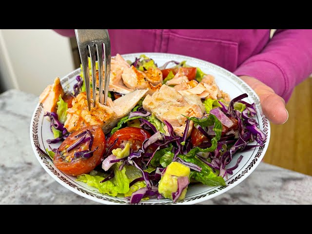 Delicious salmon, avocado and red cabbage salad. It's healthy and very tasty!