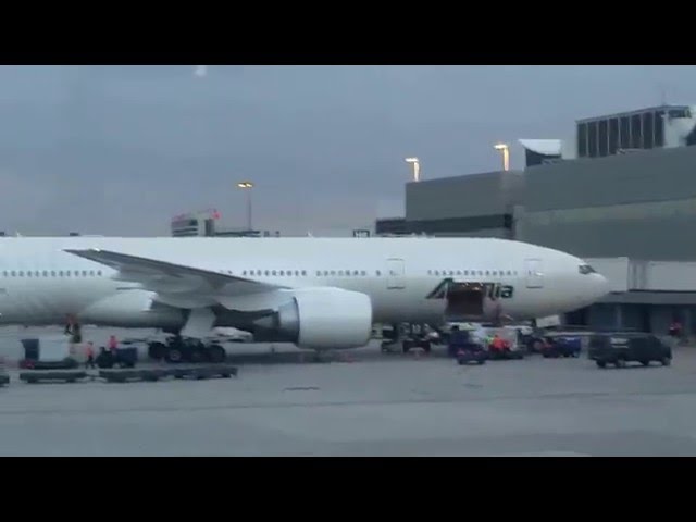 Alitalia Boeing 777-243/ER / Miami international airport