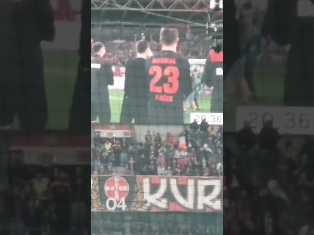 "Xabi Alonso" Leverkusen Nordkurve feiert Trainer und Mannschaft nach 3-0 Gala gegen Bayern