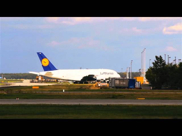 Lufthansa Airbus A380 wird in die Wartungshalle gezogen - is pulled to the maintenance hangar