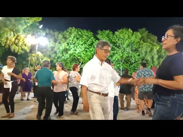 Baile en el Parque de Santiago el 30 04 2024. Segunda parte.