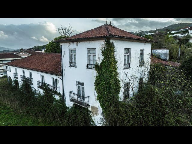 Abandoned Mansion in the Middle of a Portuguese City! - Everything Left Behind