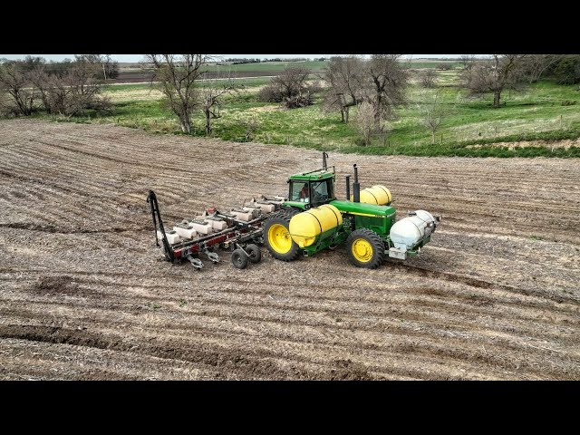 John Deere 4955 Planting Corn - Drone footage