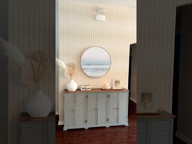 This coastal foyer is the perfect entryway for any beach house! || Coastal Wallpaper Trends 2023