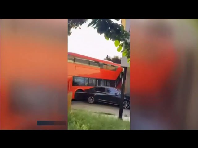 Bus crashes into house in London (UK) 19/May/2024