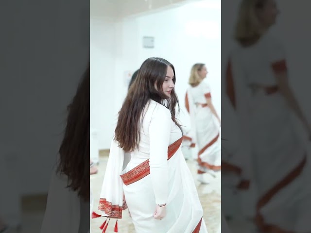 Foreigners dancing on bollywood Song | Sauda Khara Khara | Rishikesh yogkulam