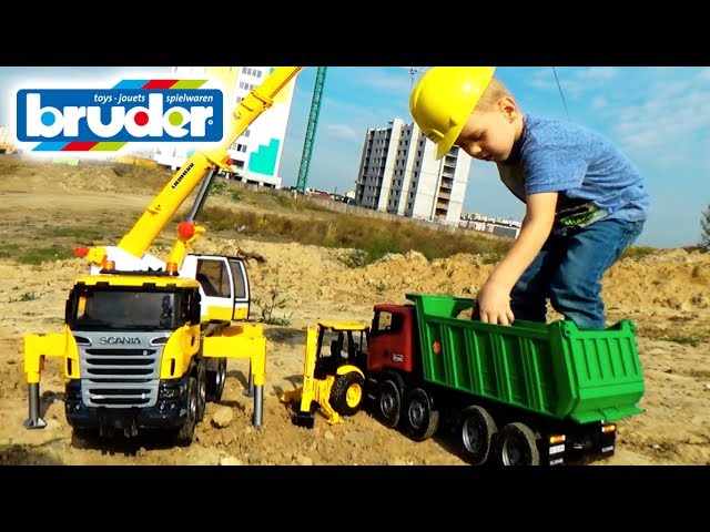 Bruder game machine crane lifts the excavator and dump truck loads to Special for children