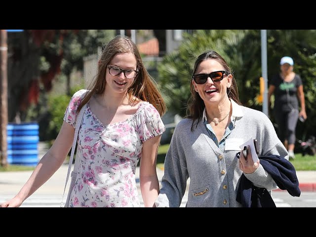 Jennifer Garner Takes a Leisurely Stroll with look-alike Daughter Violet in Los Angeles