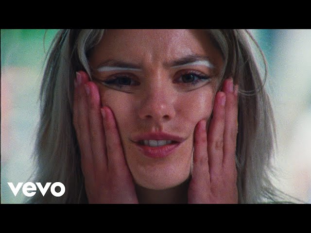 Dora Jar - She Loves Me (Official Music Video)