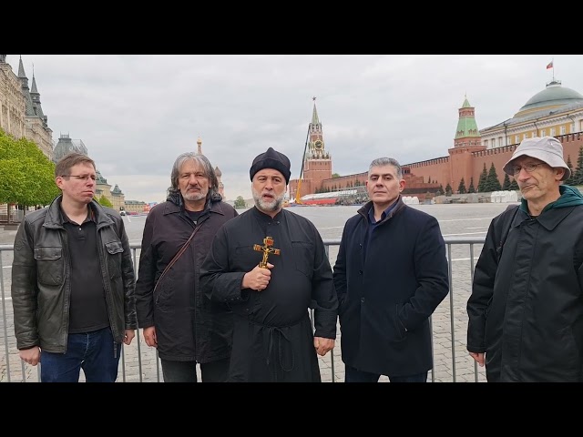 Иподякон Атанас Стефанов  на червения площад в Москва с православни съратници !]