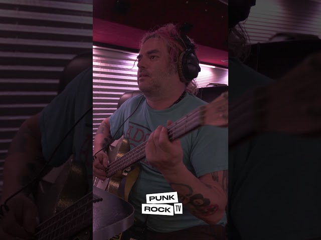 FAT MIKE BACKSTAGE RECORDING A SONG DURING PUNK IN DRUBLIC TOUR