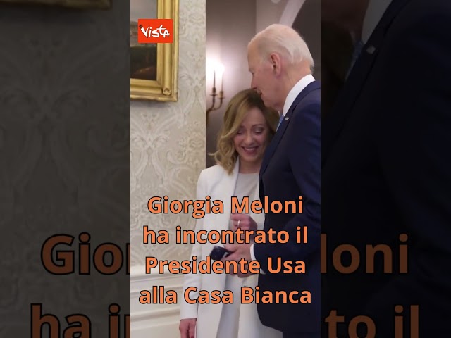 Il bacio in testa di Biden a Meloni