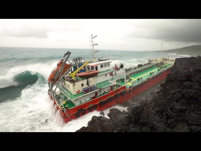 Mauritian oil tanker runs aground on the coast of Reunion Island | AFP