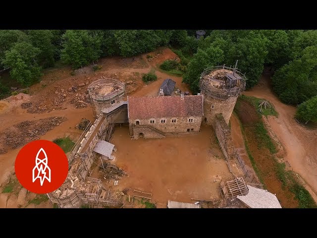 Construyendo un castillo medieval en tiempos modernos