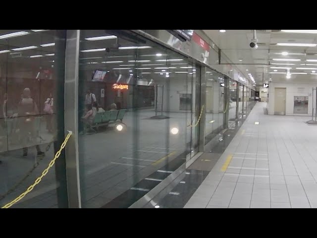 高雄捷運 R6 凱旋 往小港 進站