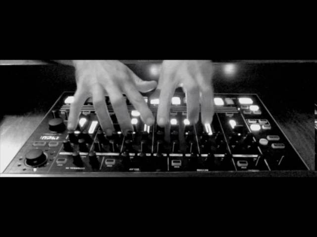 Roland Aira Tr8 - Techno Jam (Apogee Saturation)