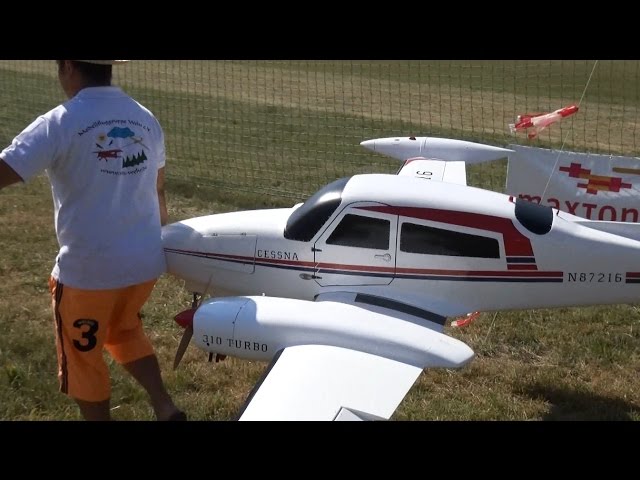Big Radio controlled Modell Airplane Cessna Twin engined 310 Turbo