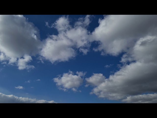 Облака плывут по небу - 4К видео заставка. Расслабляющее видео - Облака. 4K Video screensaver.