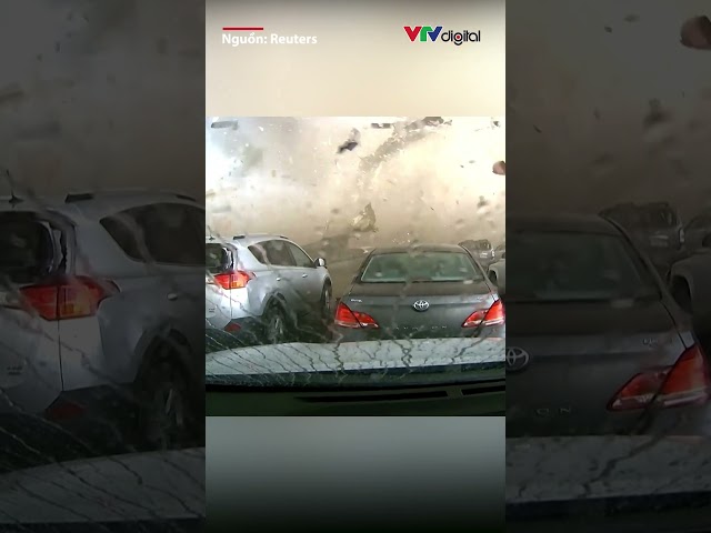 Kinh hoàng cơn lốc xoáy cuốn bay tòa nhà ở Mỹ | VTV24