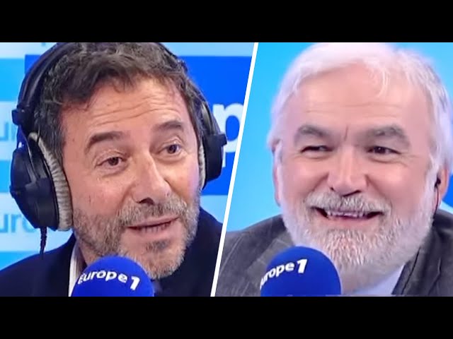 Pascal Praud face à Bernard Montiel pour l'émission "Les Grands Du Rire" sur C8