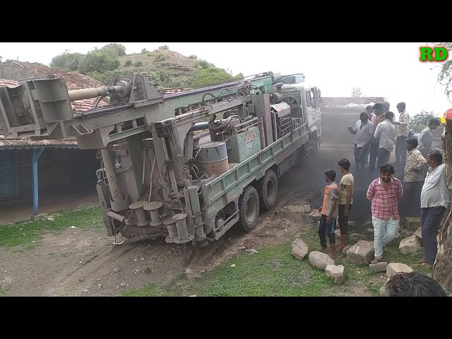 बोरवेल ट्रक का गाव शहेर खेत का रास्ता Radhika borewell machine in india.બોરવેલ