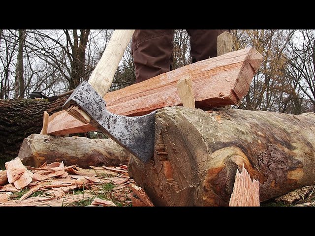 Making a wooden board from a log with one single axe - The Medieval Way