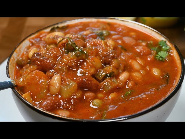 Cooking an amazing healthy recipe for easy bean soup! So delicious!