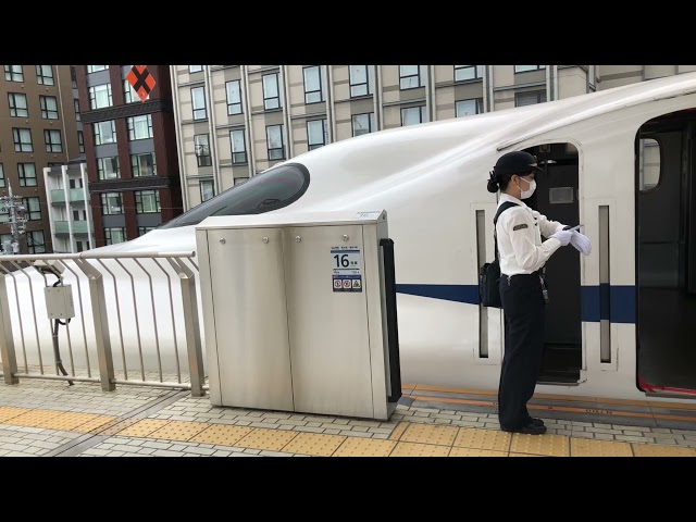 東海旅客鉄道　新幹線　ひかりの女性車掌さん　female train conductor