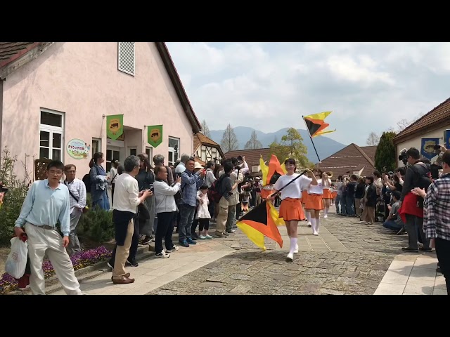 京都橘高等学校吹奏楽部 ブルーメの丘パレード 2019 午前の部 はじまりのエリアを過ぎても演奏する部員たち