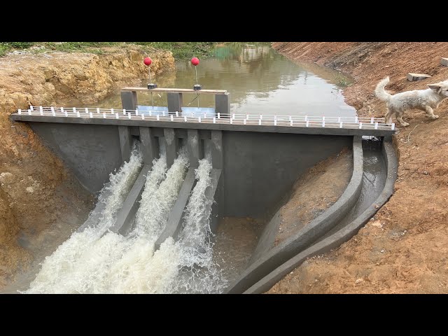 Construction of a powerful 4-gate discharge dam