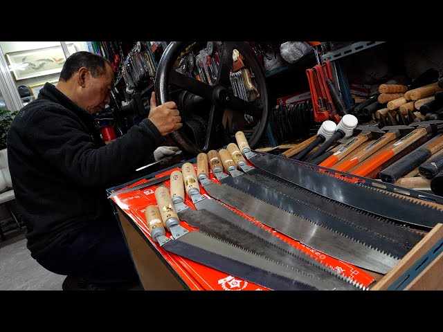 The process of making a saw by a master with 60 years of experience. Korean handmade saw factory