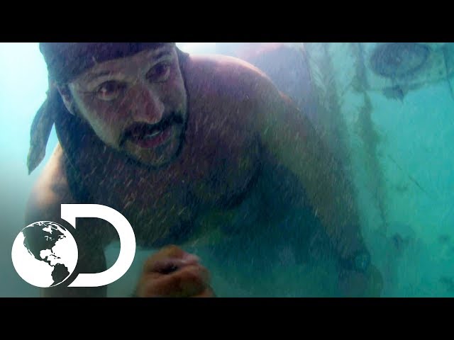 Joe se sumerge en el agua para buscar herramientas | Desafío x 2 | Discovery Latinoamérica