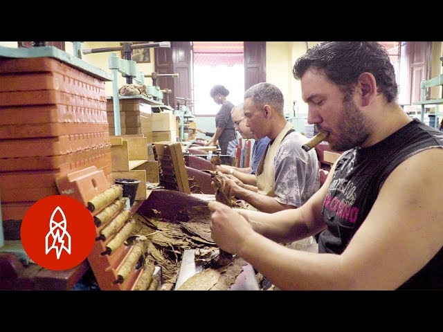 El lector de las tabaquerías, una antigua tradición cubana