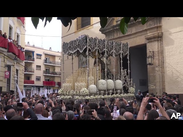 Salida de la Virgen de la Candelaria con CRUZ ROJA 2023 | Semana Santa Sevilla