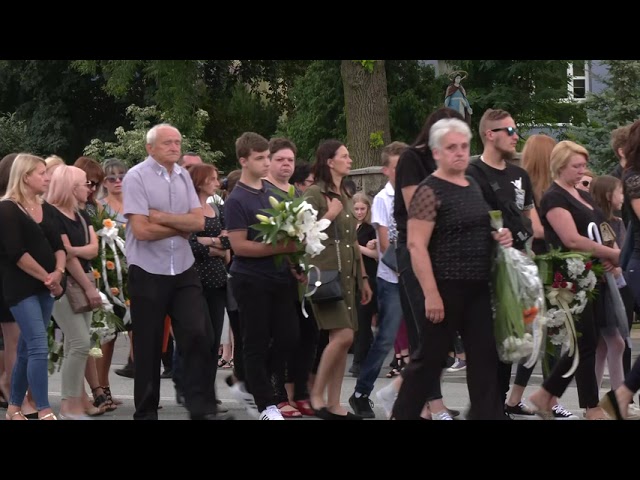 Pogrzeb rodziny zamordowanej w Borowcach. Poszukiwany Jacek Jaworek w dalszym ciągu nieuchwytny