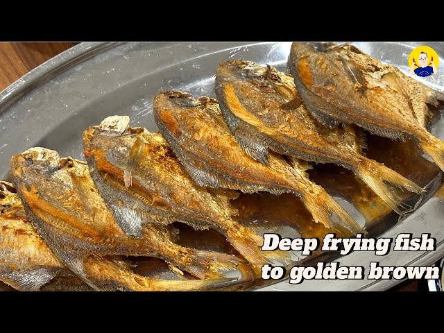 Deep frying fish to golden brown | Ah Pa loves to see people frying fish, how about you?