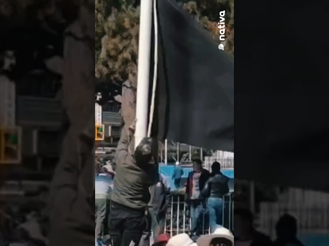 Puno: Izan bandera negra en Juliaca por fallecidos en protestas contra Dina Boluarte. 🚨‼️#puno