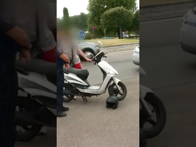 "Monsieur le scooter est au nom de personne !" #shorts