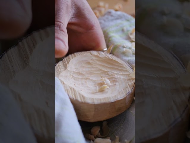 Using a vise to carve the inside of a small tray🪵💆🏽‍♂️#asmrsounds #woodcarving #asmrcommunity
