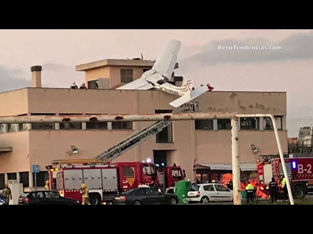 Retirada del avión Cessna F177RG Cardinal accidentado cerca del Aeropuerto de Sabadell (7-12-2018)