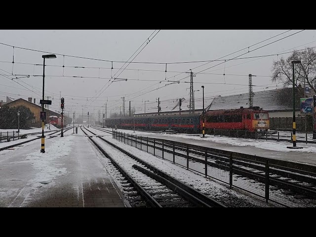 Local train with MÁV 418 diesel loco arriving at Győr