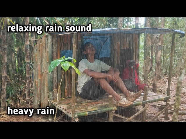 Solo camping hujan deras seharian||merombak shelter bambu sambil diguyur hujan deras - buscraft-asmr