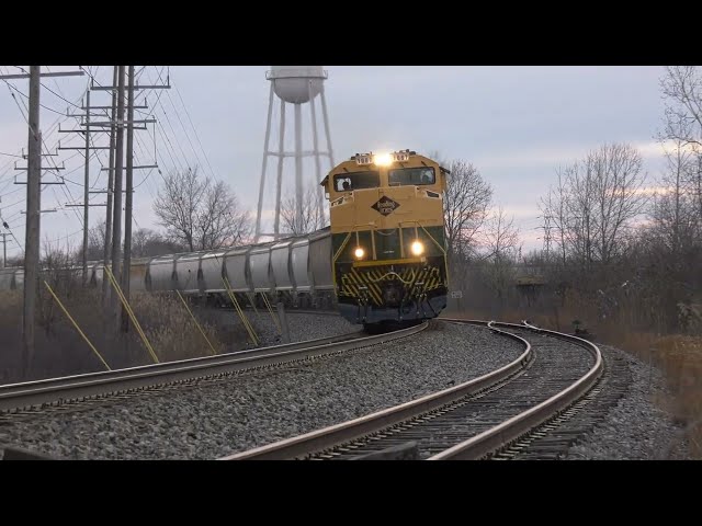 NS 1067 Reading Heritage unit around big curve in Willoughby plus CSX L317 Parma yard