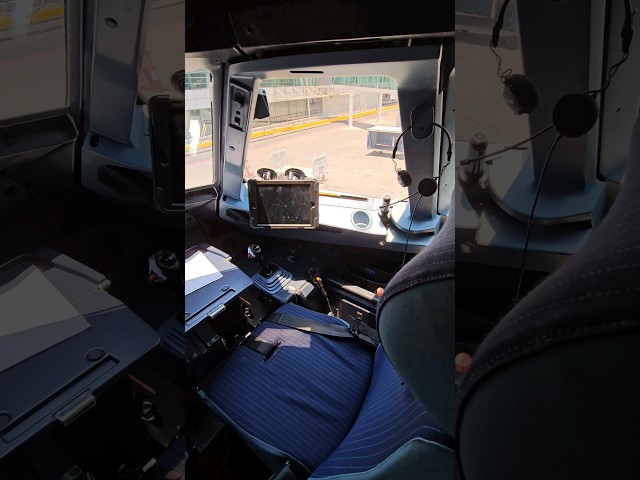 THIS IS HOW A THE ROLLER BLIND WORKS ON THE COCKPIT!