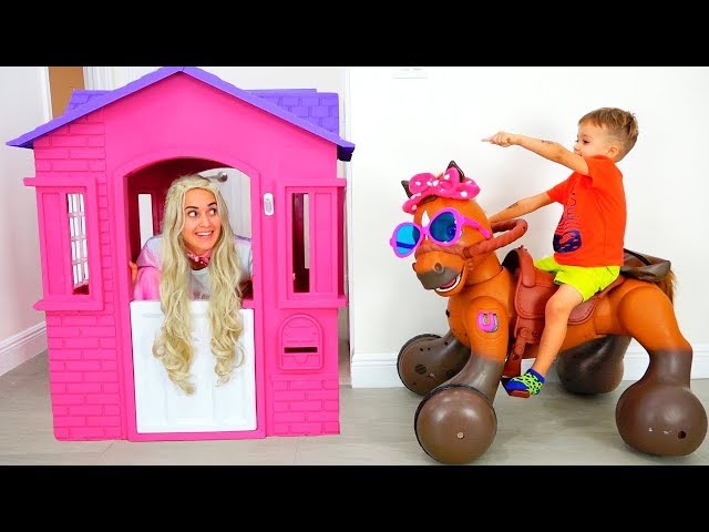 Vlad und Nikita reiten auf einem Spielzeugpferd und helfen der Prinzessin