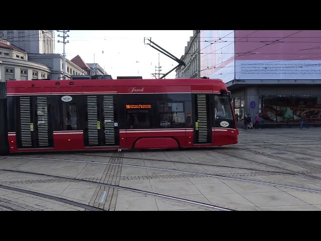 Pesa Twist "Twister" @ Rynek in Kattowitz - 4 Trams kreuzen in 1 Minute