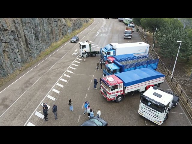 Camiones Clásicos Orellana la Vieja   Ruta por los embalses de la Serena a vista de dron. Parte 1
