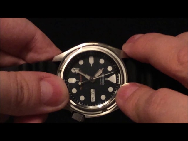 How To Change The Bezel Insert On Your Seiko SKX To Get The Batman Or Hulk Look