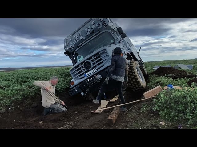 Stranded Mercedes ZETROS 4x4 in Major Trouble, TRENCH WARFARE - EXPEDITION ICELAND (37)  Grabenkrieg
